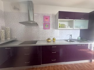 Cocina de segunda mano morada-berenjena con barra