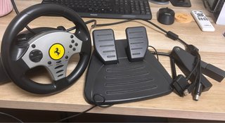 Volante Thrustmaster Ferrari con Pedales