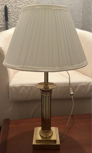 Lámpara de mesa dorada y blanca.Se vende 1 o 2 uni