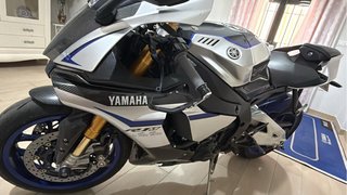 Yamaha R1M Deportiva Azul y Blanca