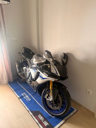 Yamaha R1M Deportiva Azul y Blanca