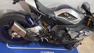 Yamaha R1M Deportiva Azul y Blanca