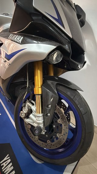 Yamaha R1M Deportiva Azul y Blanca