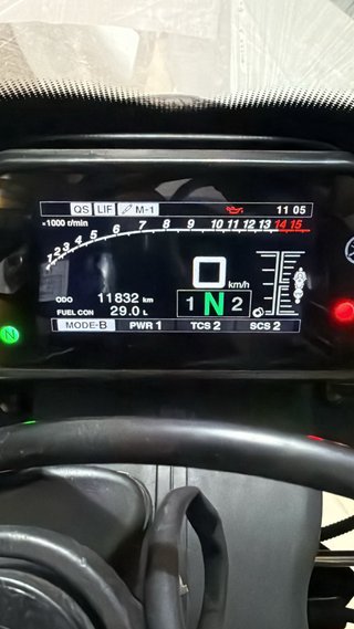 Yamaha R1M Deportiva Azul y Blanca