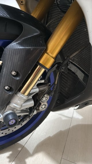 Yamaha R1M Deportiva Azul y Blanca