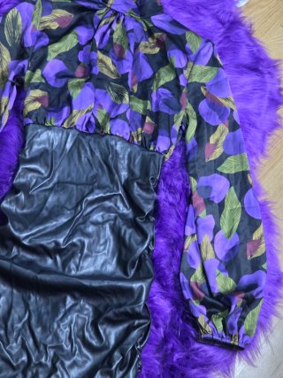 Vestido estampado floral y efecto piel