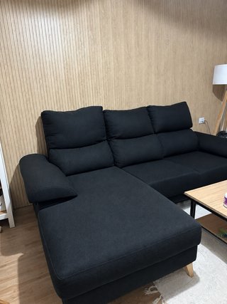 Sofá modular negro de tela.