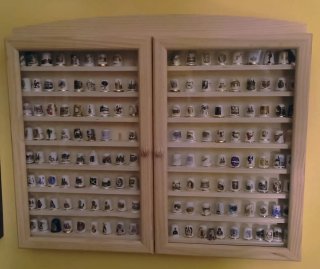 Vitrina expositora de dedales de madera