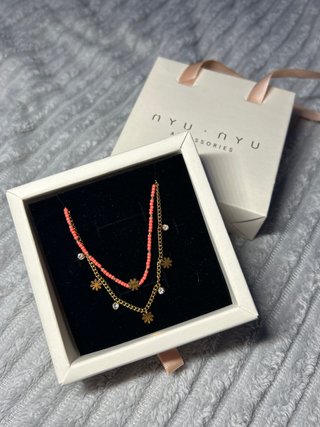 Collar NYU NYU con flores y perlas