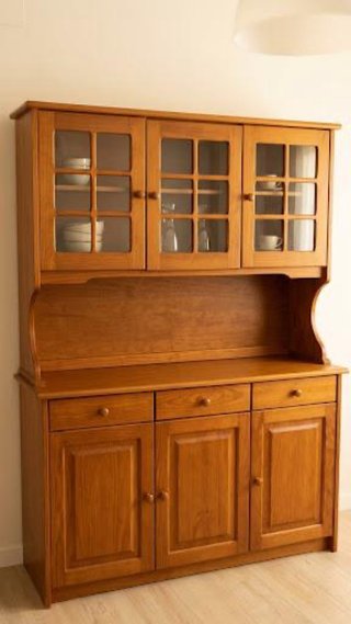Mueble de salón de madera con vitrina