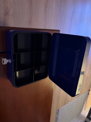 Hucha de seguridad azul con llave