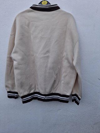 Sudadera beige con cuello polo y logo