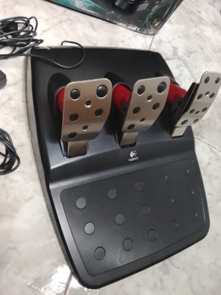 Volante Logitech con Pedales