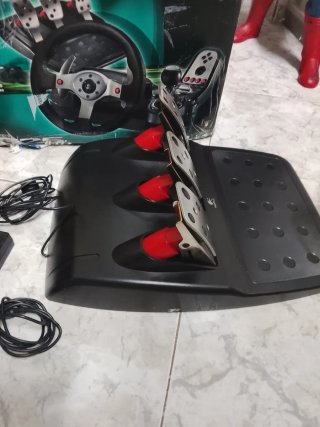 Volante Logitech con Pedales