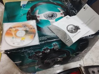 Volante Logitech con Pedales