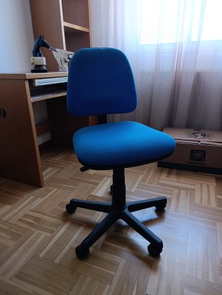 Silla de oficina azul y negra