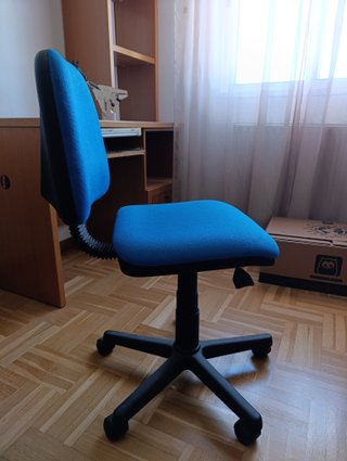 Silla de oficina azul y negra