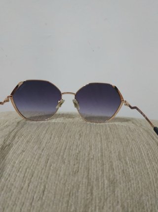 Gafas de sol Guess doradas y moradas