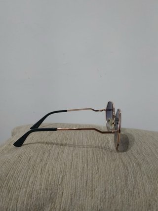Gafas de sol Guess doradas y moradas