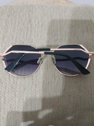 Gafas de sol Guess doradas y moradas