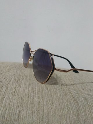 Gafas de sol Guess doradas y moradas