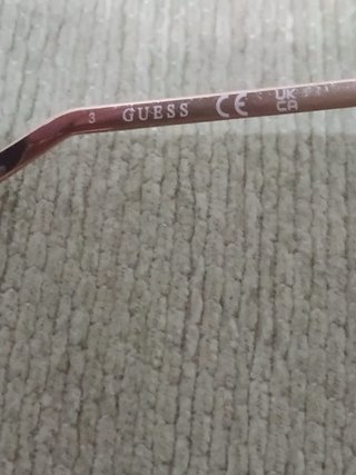 Gafas de sol Guess doradas y moradas