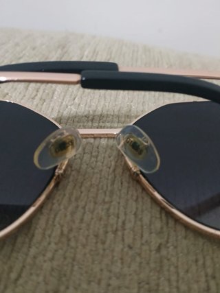 Gafas de sol Guess doradas y moradas