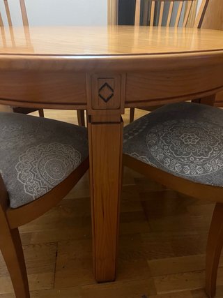 Mesa redonda extensible y 4 sillas de madera