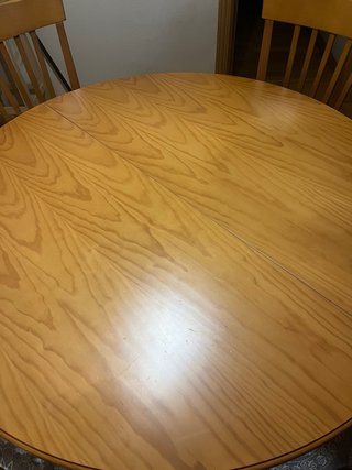 Mesa redonda extensible y 4 sillas de madera