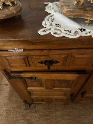 Cómoda de madera maciza con herrajes