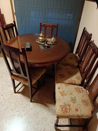 Mesa comedor redonda y 6 sillas.