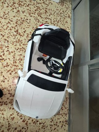 Coche eléctrico infantil