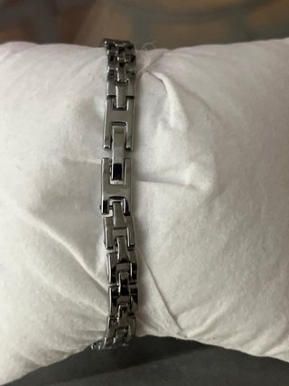 Reloj de pulsera con piedras de colores