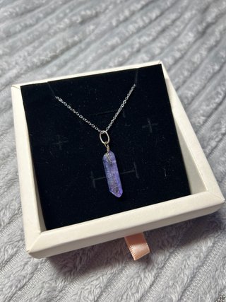Collar con colgante de cristal morado