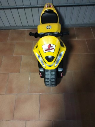 Moto de paseo para niños amarilla. Injusa