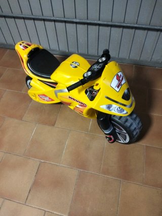 Moto de paseo para niños amarilla. Injusa