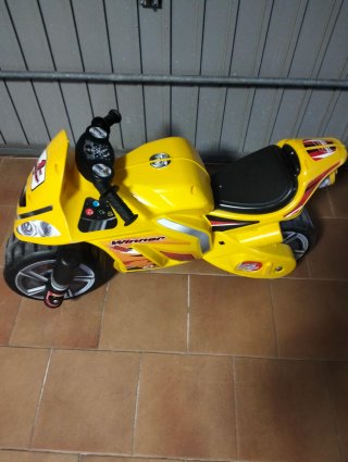 Moto de paseo para niños amarilla. Injusa