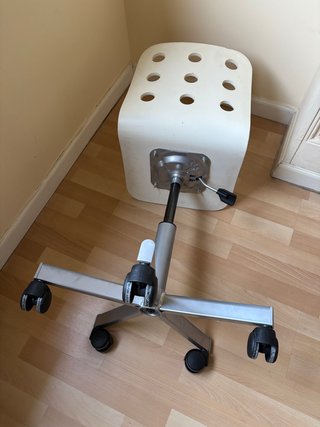 Silla giratoria Ikea Jules blanca con ruedas