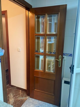 Puerta madera con cristales color Sapelli