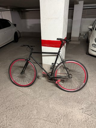 Bicicleta Fixie Negra con freno delantero y traser