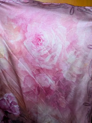 Elegante e bello foulard di seta nuovo con fiori