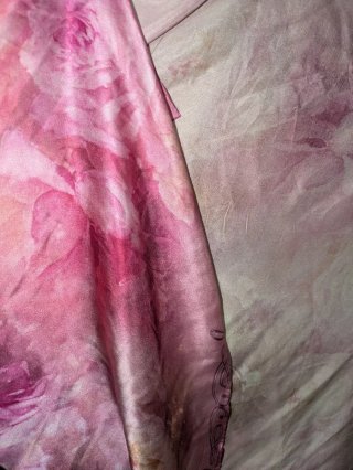 Elegante e bello foulard di seta nuovo con fiori