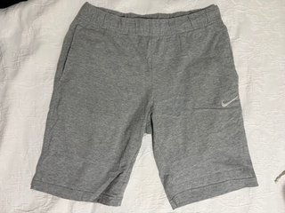 Pantalón corto Nike gris