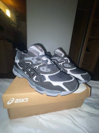 Zapatillas Asics grises y negras