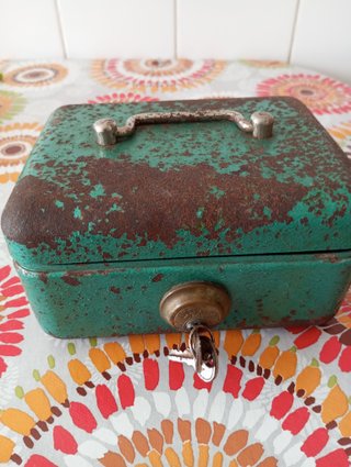 Lote vintage: llaves, fichas, caja fuerte