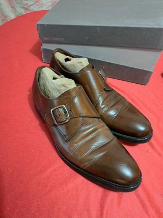 Zapatos de vestir marrones con hebilla