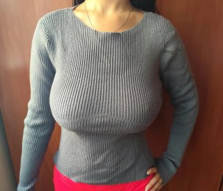 Camiseta de punto gris abrigada