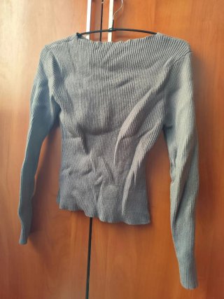 Camiseta de punto gris abrigada