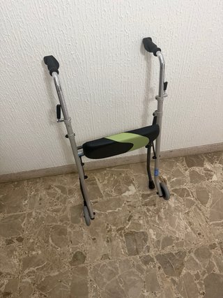 Andador con asiento y ruedas