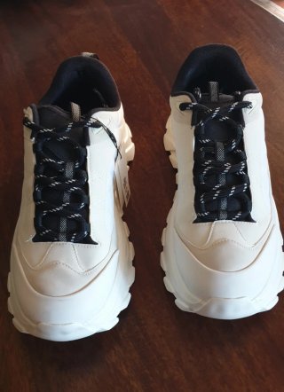 Zapatillas nuevas con etiqueta